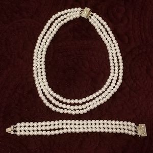 A set of pearl necklace and bracelet